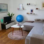 Cosy Apartment - 10 Minutes Walk To Sea