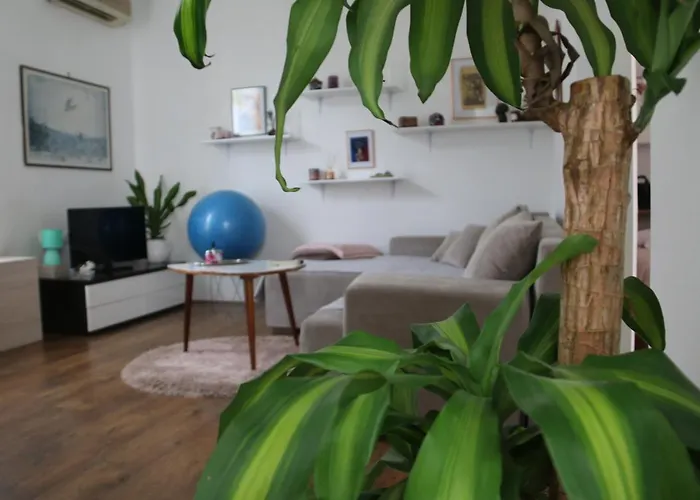 Cosy Apartment - 10 Minutes Walk To Sea